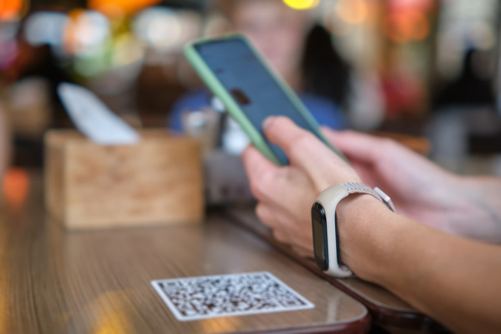 Cliente escaneando un código QR en la mesa de un restaurante