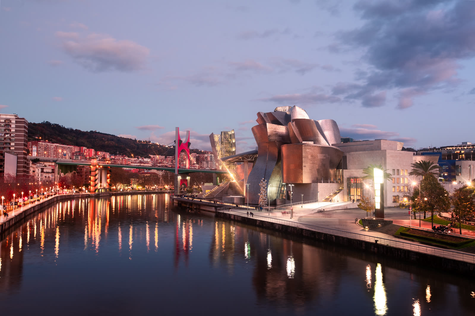 Puente y ría de Bilbao, con la ciudad al fondo