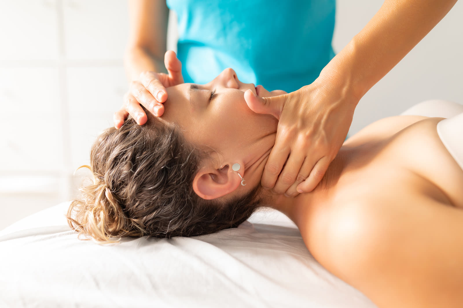 Consulta de fisioterapia luminosa y ordenada
