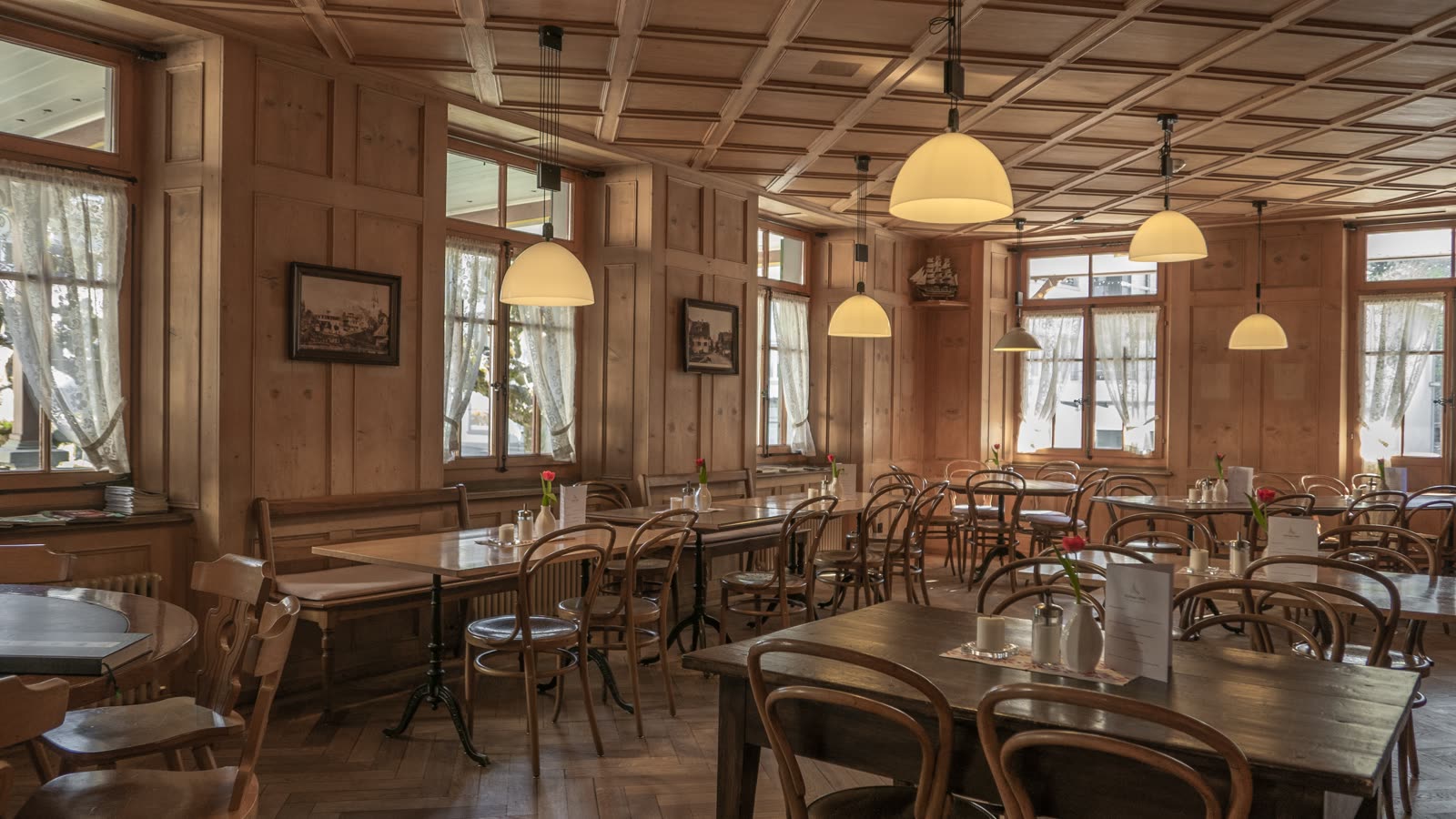 Mesa puesta en un restaurante con luz cálida